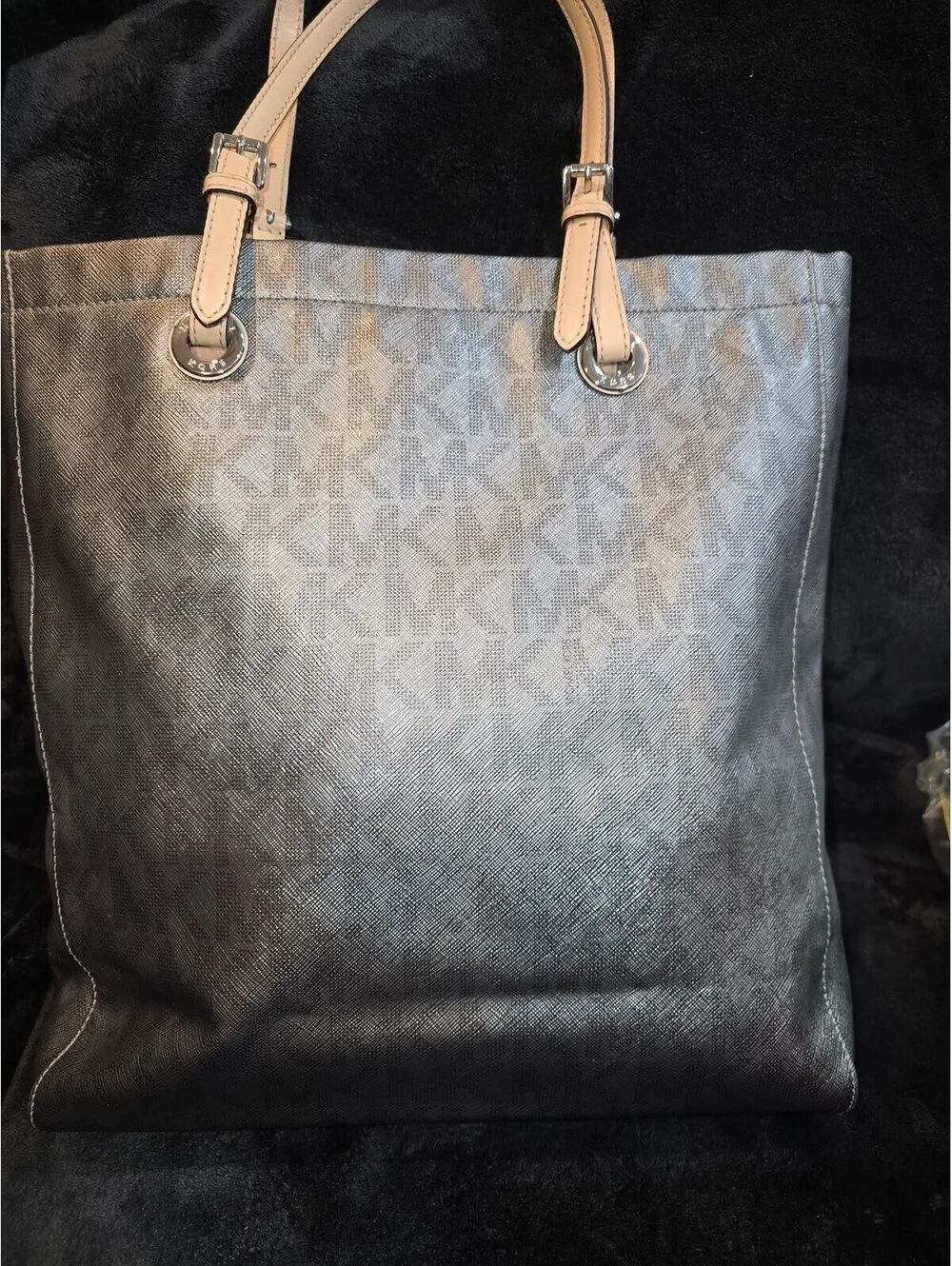 112. Michael Kors North South Jet Set (Metallic Silver)